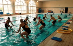 aquabike collectif silhouettes bassin piscine