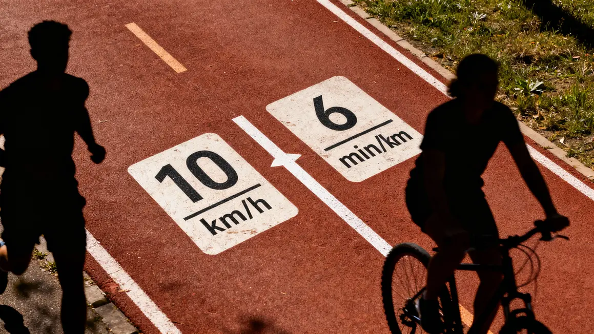 Panneaux 10 km/h 6 min/km course vélo