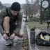 Courir avant ou apres manger : coureur attache ses lacets, banane et compote avant la sortie